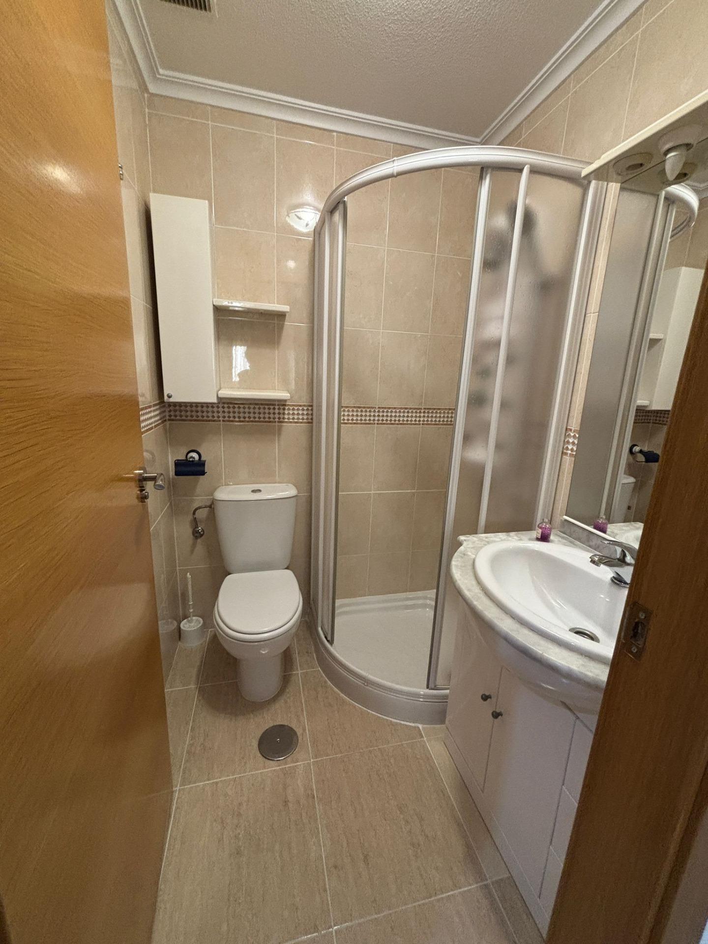 Charmant West-Facing Appartement in het hart van Torrevieja, garage optioneel