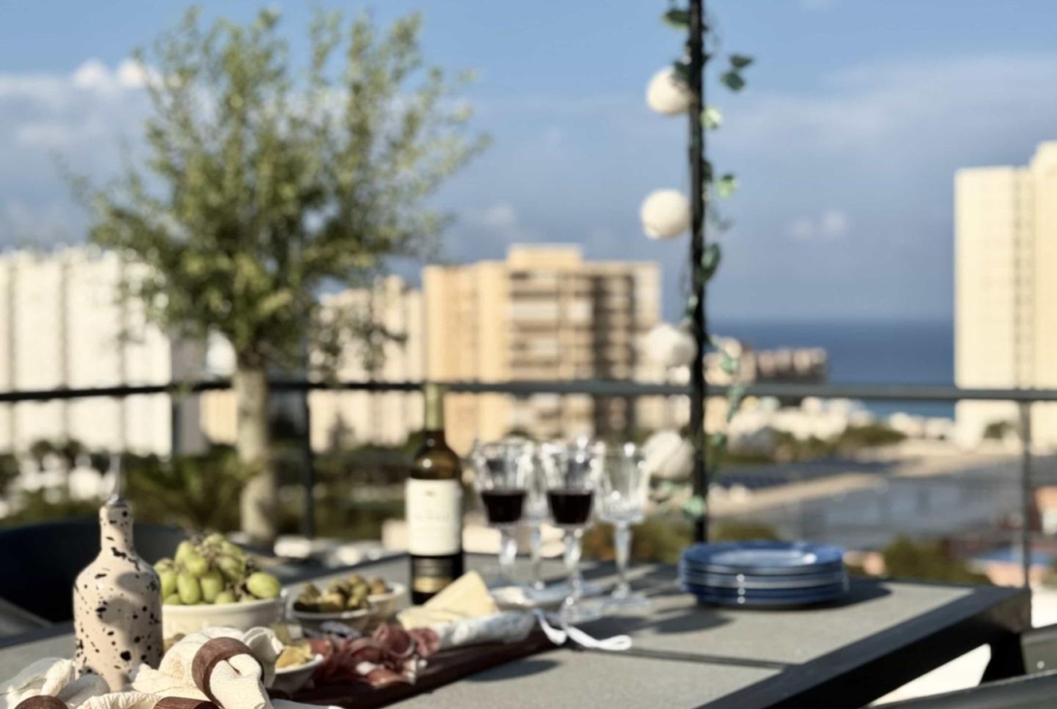 Oasis Mediterráneo en Playa de San Juan: Elegancia y Confort a Pasos del Mar