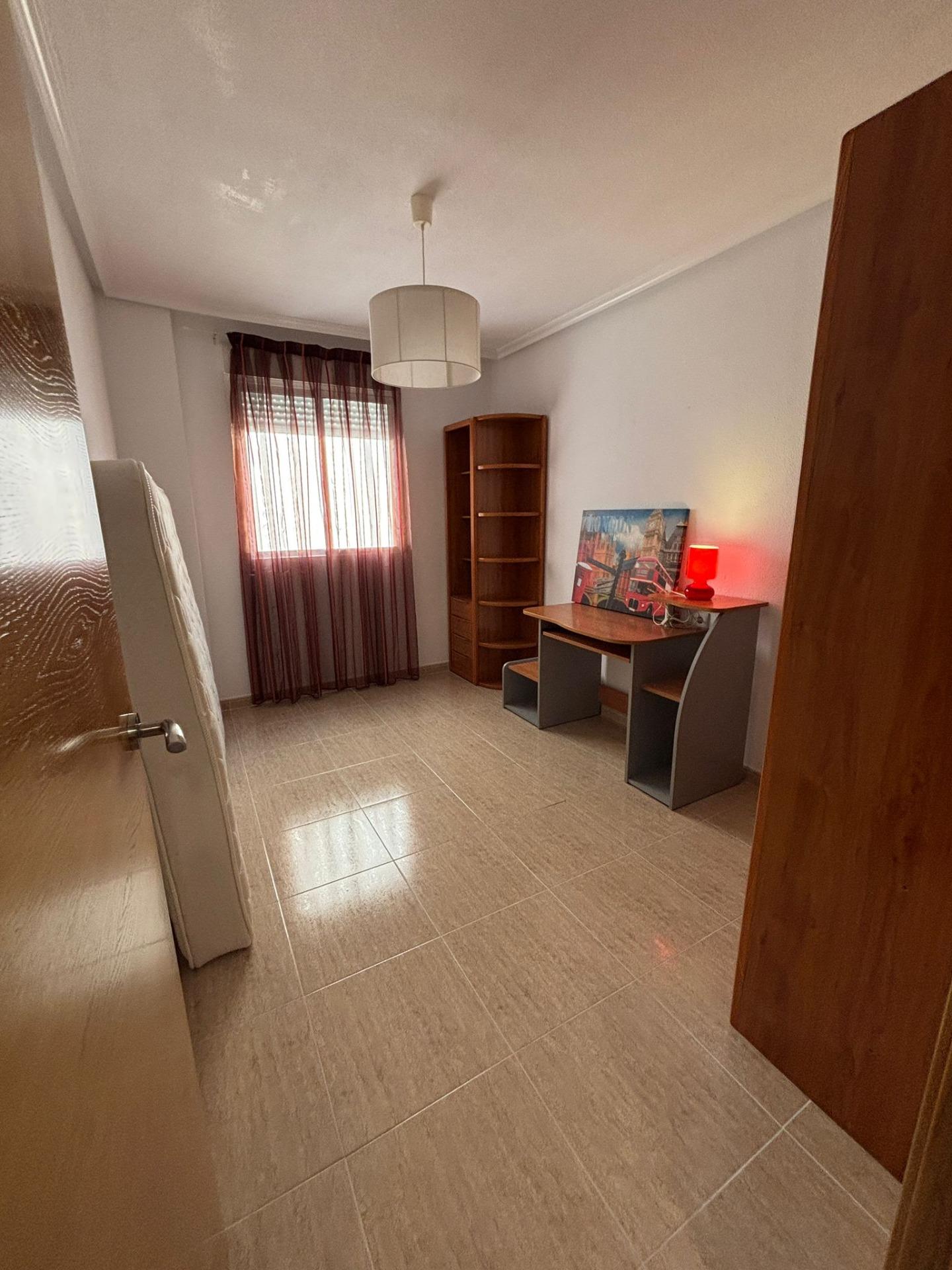 Charmant West-Facing Appartement in het hart van Torrevieja, garage optioneel