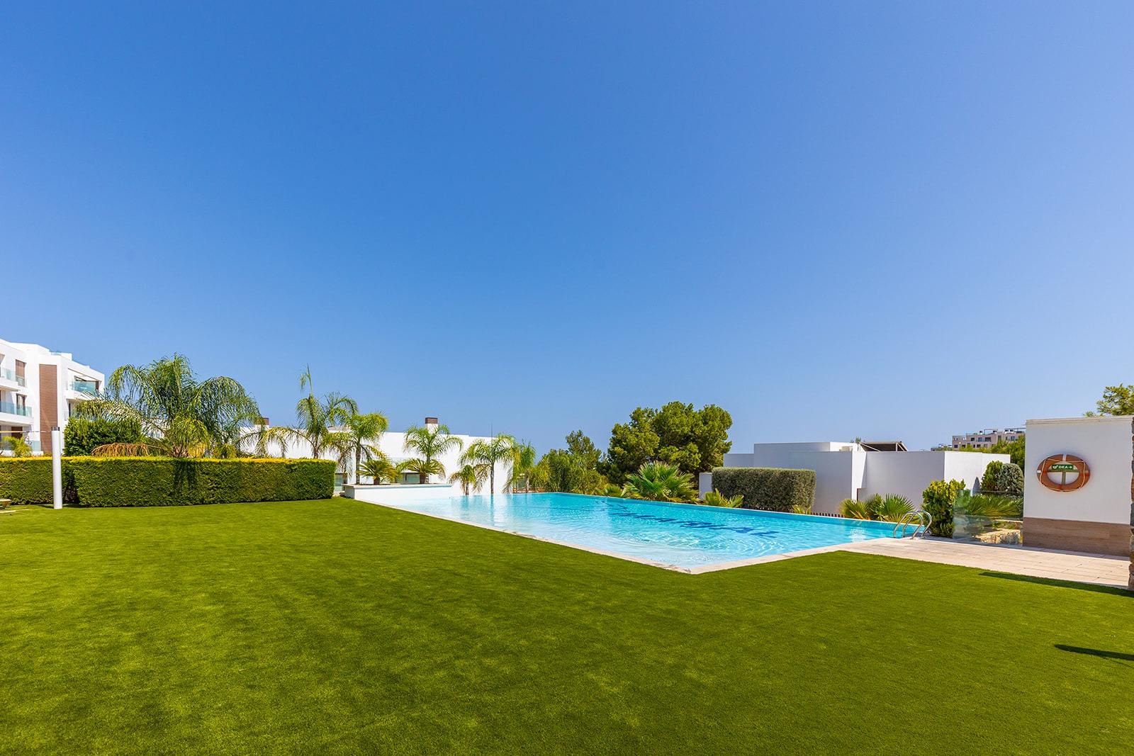 6-15-18 LAS COLINAS. ATICO CON SOLARIUM ENORME PRIVADO. 2 DORM. 2BAÑOS. GARAJE+TRASTERO.