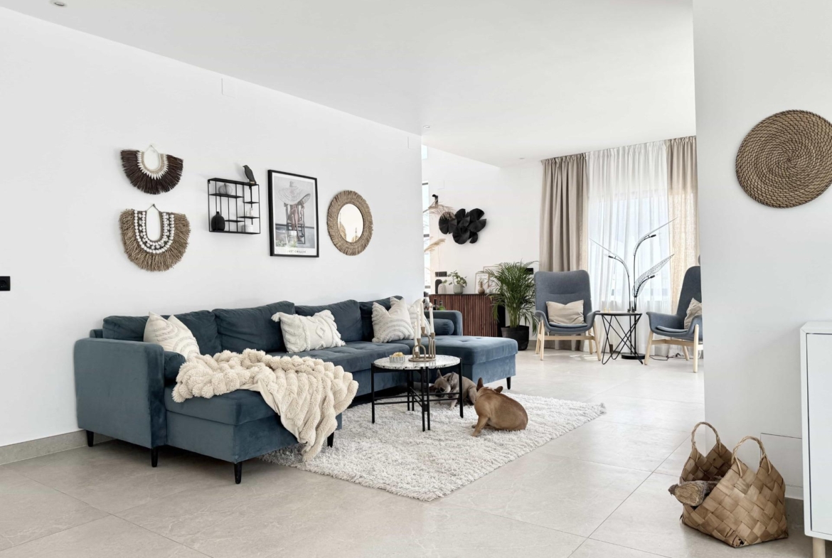 Oasis Mediterráneo en Playa de San Juan: Elegancia y Confort a Pasos del Mar