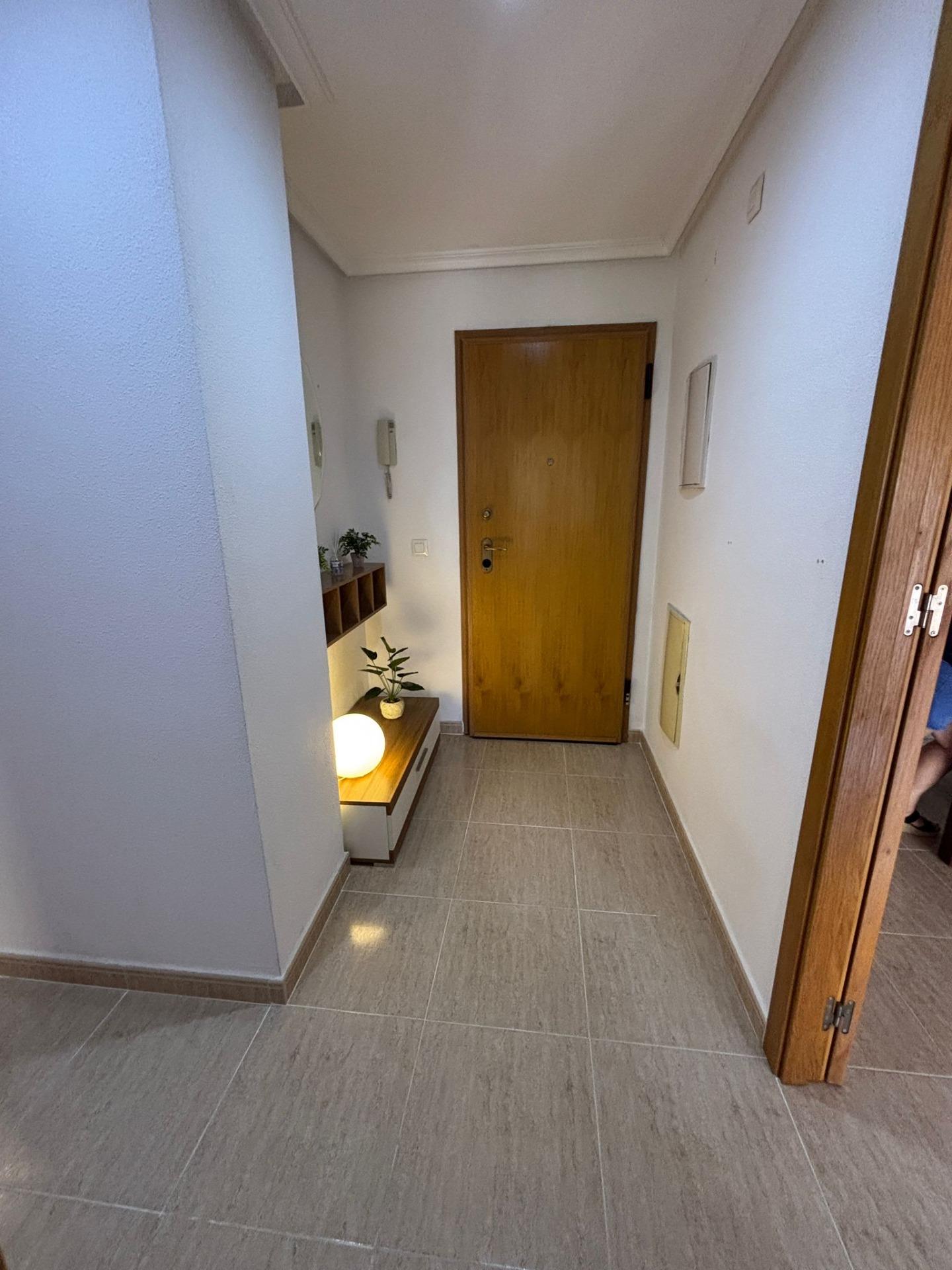 Charmant West-Facing Appartement in het hart van Torrevieja, garage optioneel