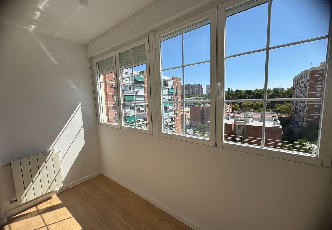FULLY RENOVATED AND VERY BRIGHT APARTMENT FOR SALE IN BARRIO DEL PILAR, MADRID