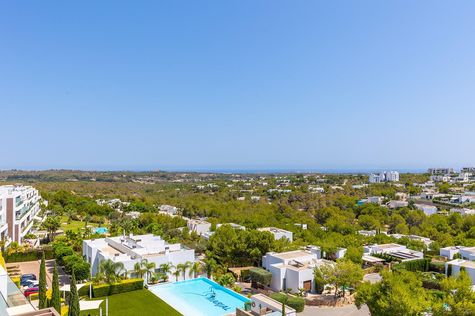 6-17-18 LAS COLINAS. ATICO CON SOLARIUM ENORME PRIVADO. 2 DORM. 2BAÑOS. GARAJE+TRASTERO.