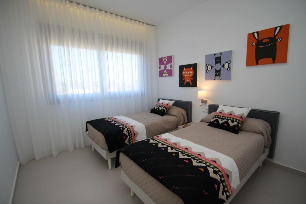 NIEUW GEBOUW IN ORIHUELA COSTA. 4 BEDROOMS. EEN KORTE WANDELING NAAR HET STRAND OP SLECHTS 350 METER AFSTAND.