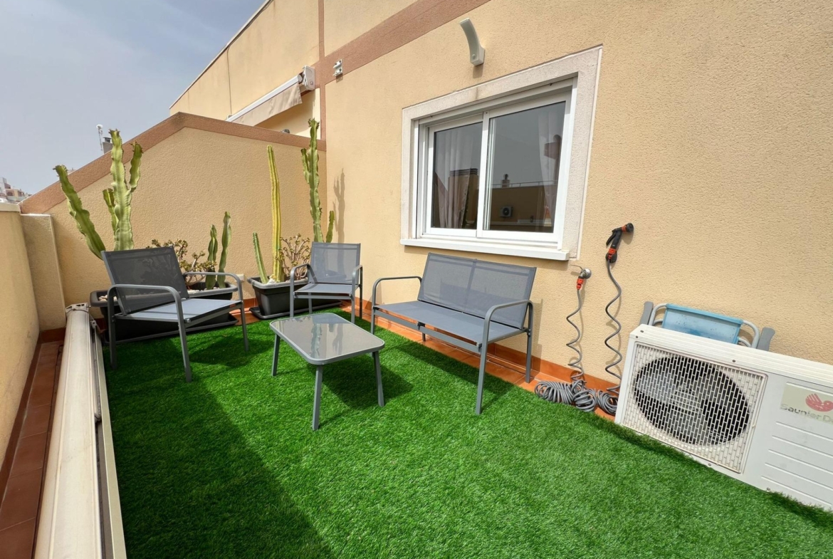 Penthouse met 30m2 terras. Zuidwaarts. 400m van het strand. Toeristenvergunning. Centrale locatie.
