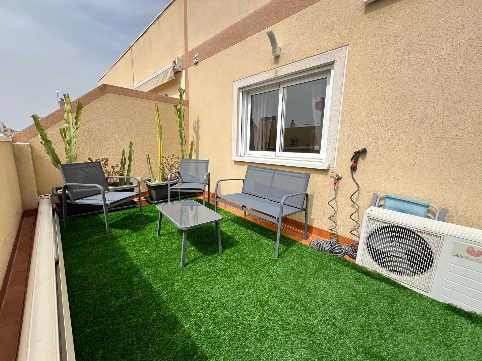 Penthouse met 30m2 terras. Zuidwaarts. 400m van het strand. Toeristenvergunning. Centrale locatie.