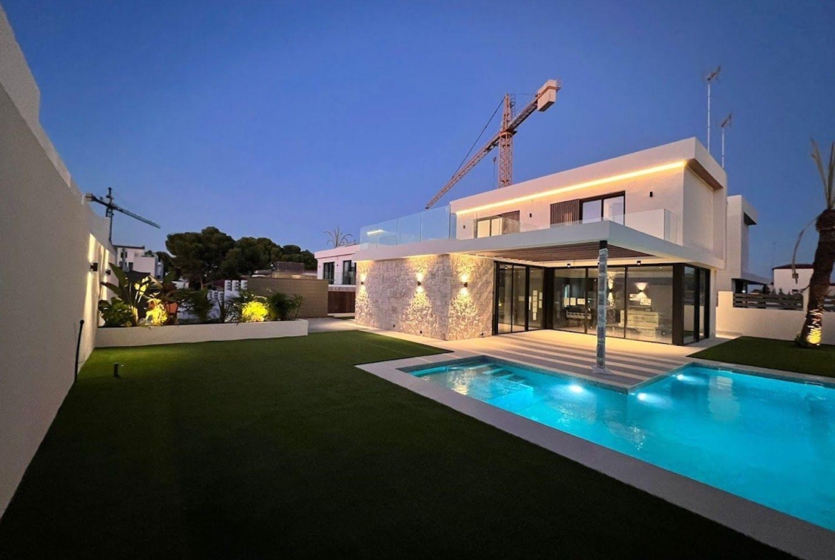 LUXURY VILLA’S IN MONTEZENIA