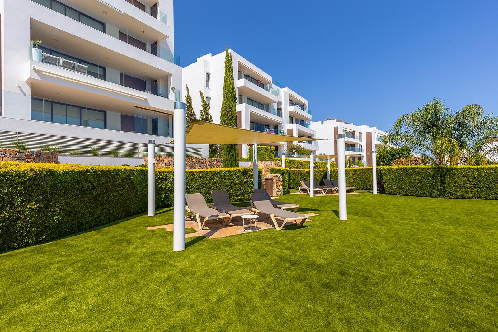 6-19-16 LAS COLINAS. ATICO CON SOLARIUM ENORME PRIVADO. 2 DORM. 2BAÑOS. GARAJE+TRASTERO.