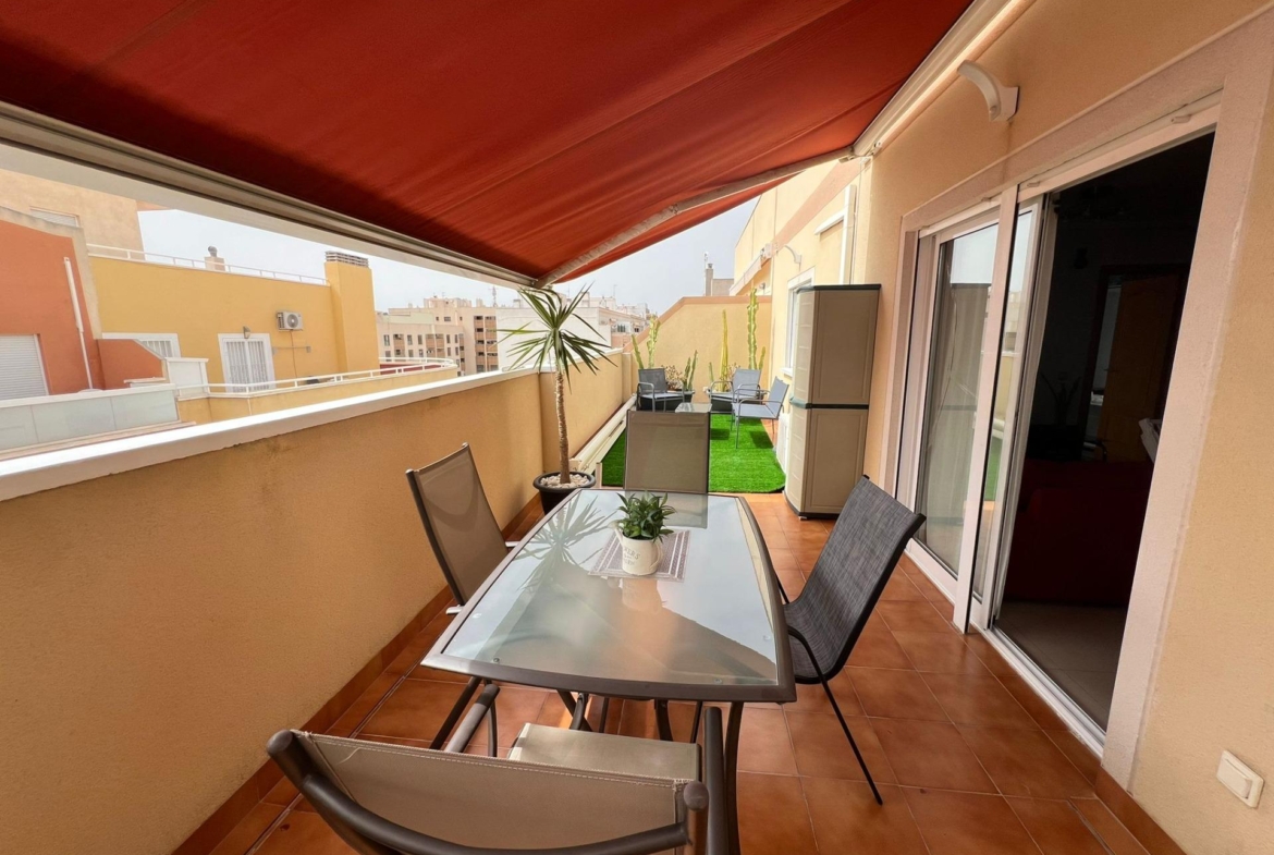 Penthouse met 30m2 terras. Zuidwaarts. 400m van het strand. Toeristenvergunning. Centrale locatie.