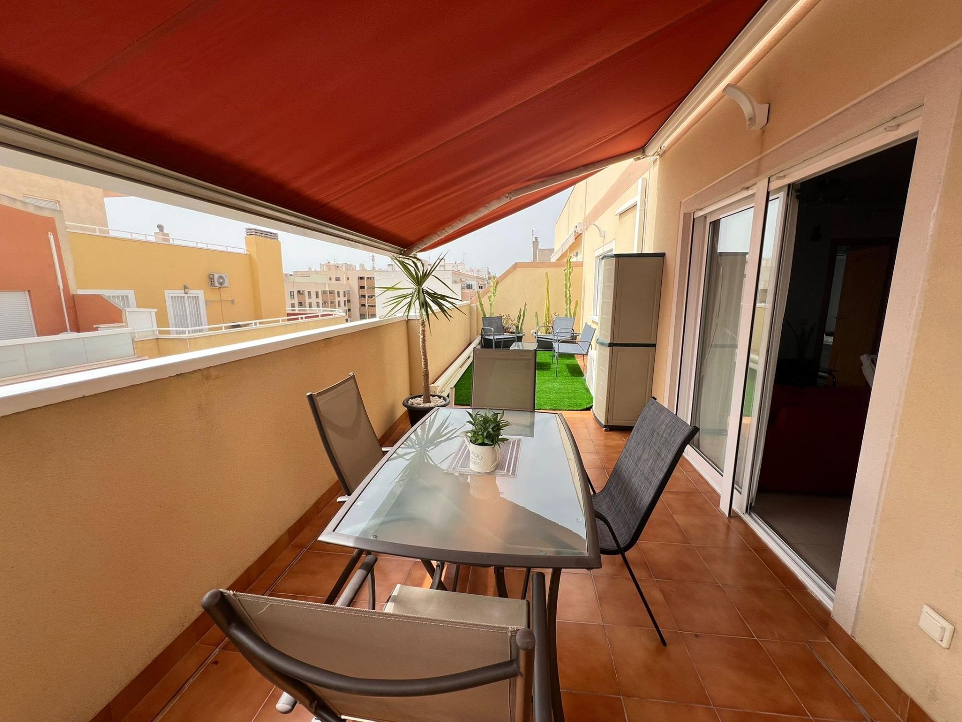 Penthouse met 30m2 terras. Zuidwaarts. 400m van het strand. Toeristenvergunning. Centrale locatie.