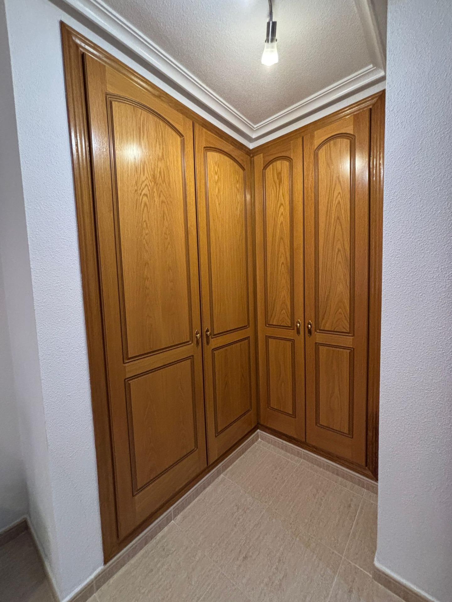 Charmant West-Facing Appartement in het hart van Torrevieja, garage optioneel
