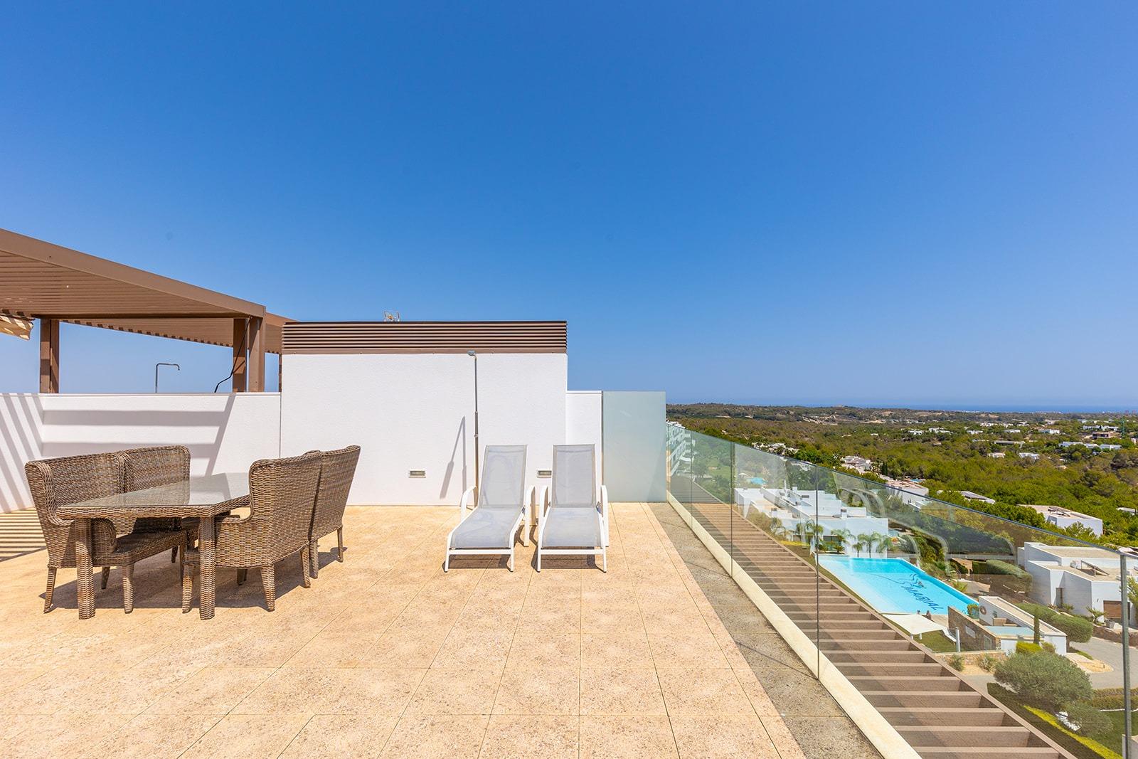 6-2-29 LAS COLINAS. ATICO CON SOLARIUM ENORME PRIVADO. 2 DORM. 2BAÑOS. GARAJE+TRASTERO.