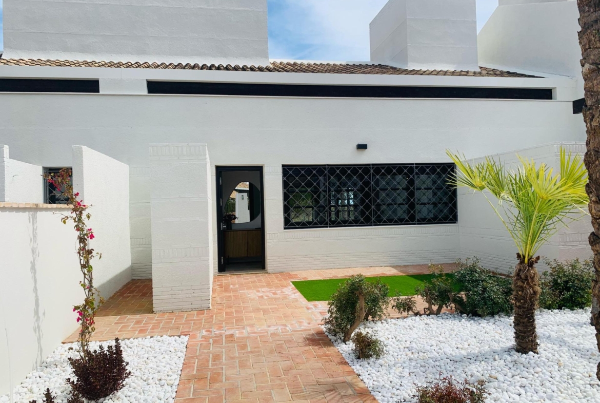 Maravillosa villa adosada en primera línea de golf con piscina privada .