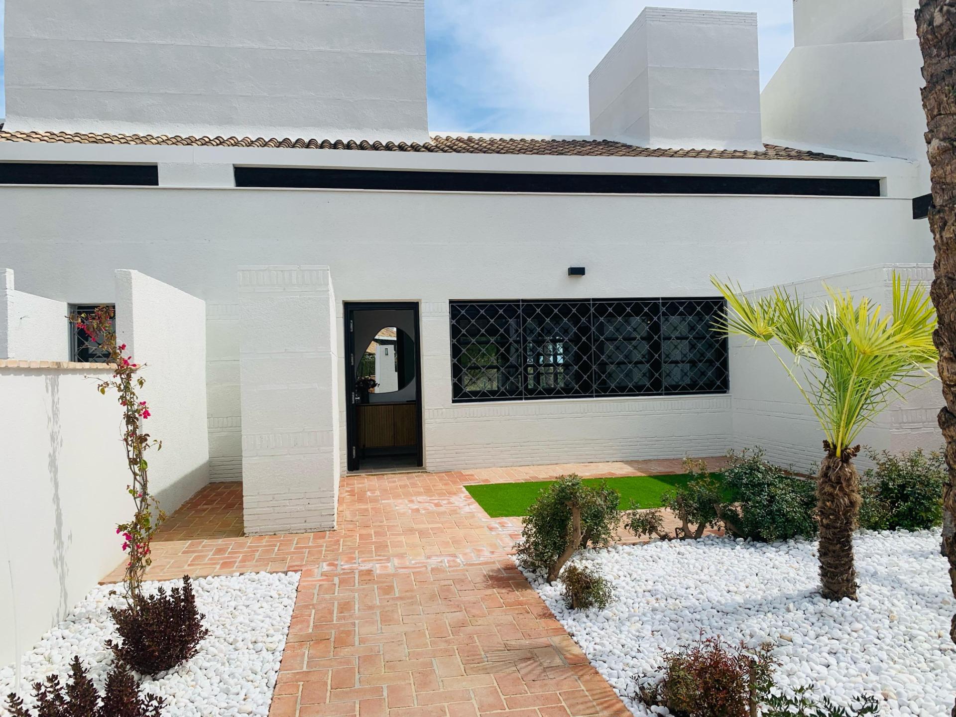 Maravillosa villa adosada en primera línea de golf con piscina privada .