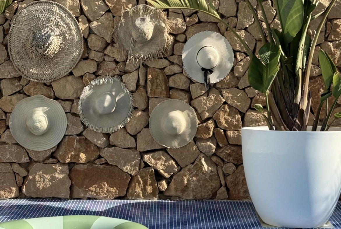 Oasis Mediterráneo en Playa de San Juan: Elegancia y Confort a Pasos del Mar
