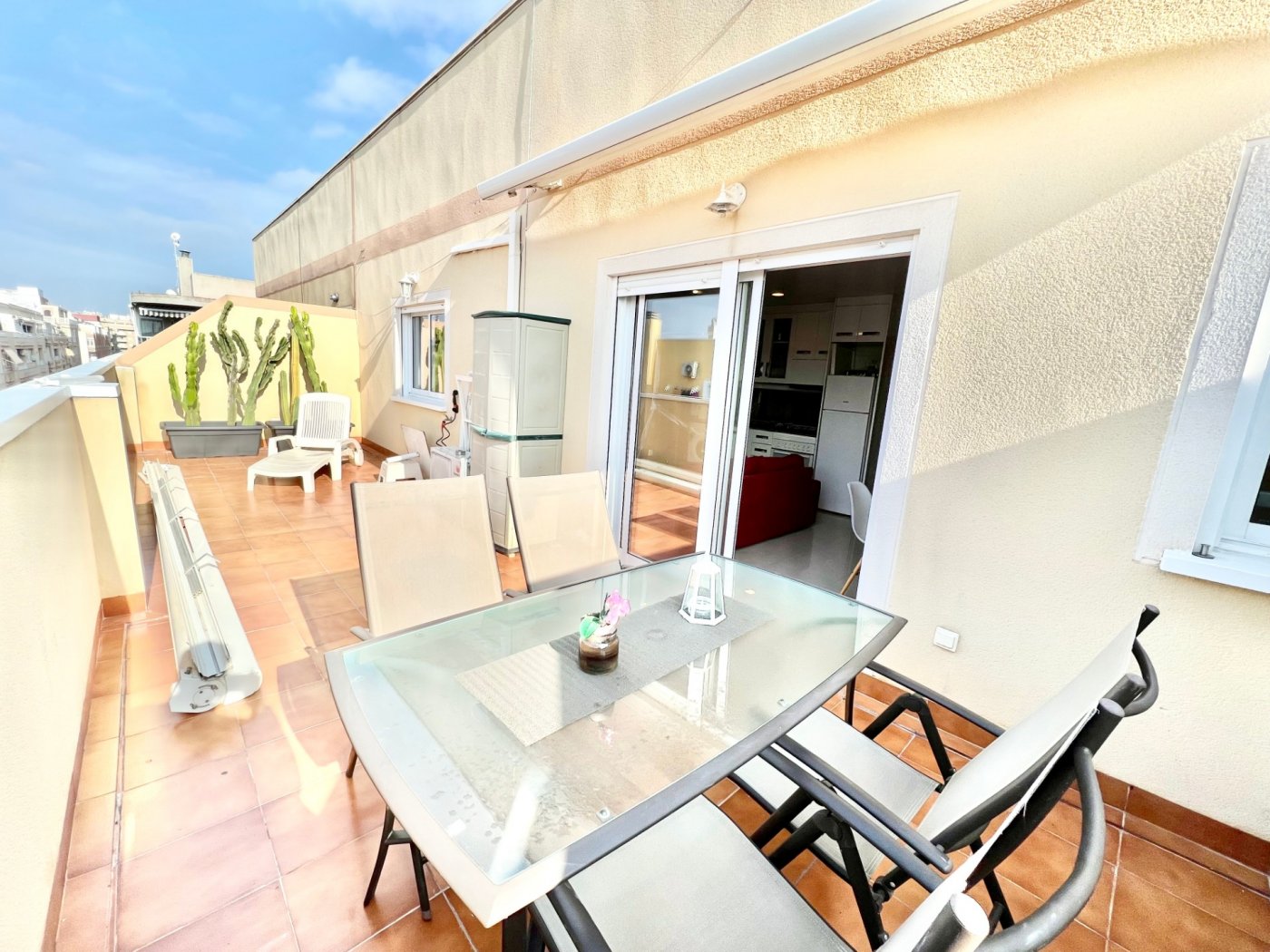 Penthouse met 30m2 terras. Zuidwaarts. 400m van het strand. Toeristenvergunning. Centrale locatie.