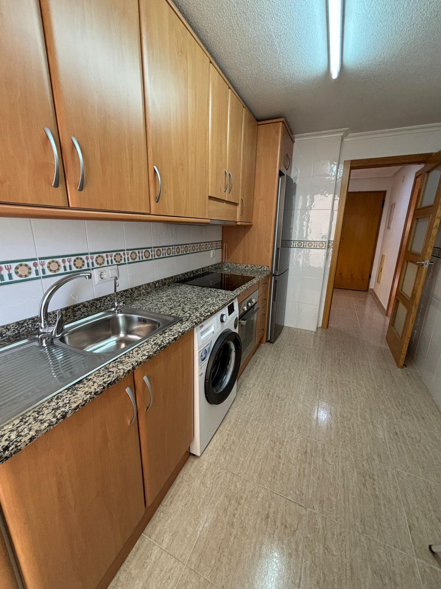 Charmant West-Facing Appartement in het hart van Torrevieja, garage optioneel