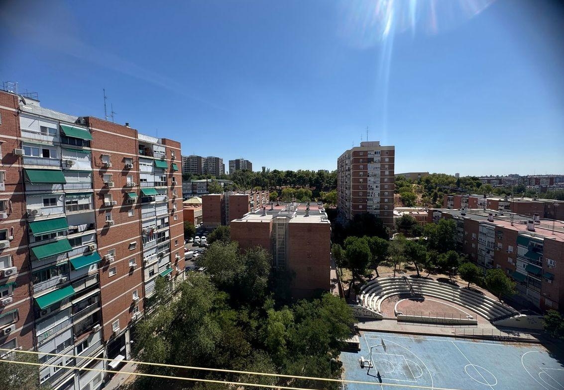FULLY RENOVATED AND VERY BRIGHT APARTMENT FOR SALE IN BARRIO DEL PILAR, MADRID