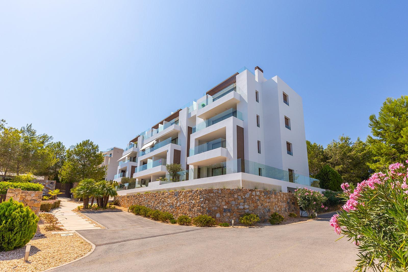 6-20-16 LAS COLINAS. ATICO CON SOLARIUM ENORME PRIVADO. 2 DORM. 2BAÑOS. GARAJE+TRASTERO.