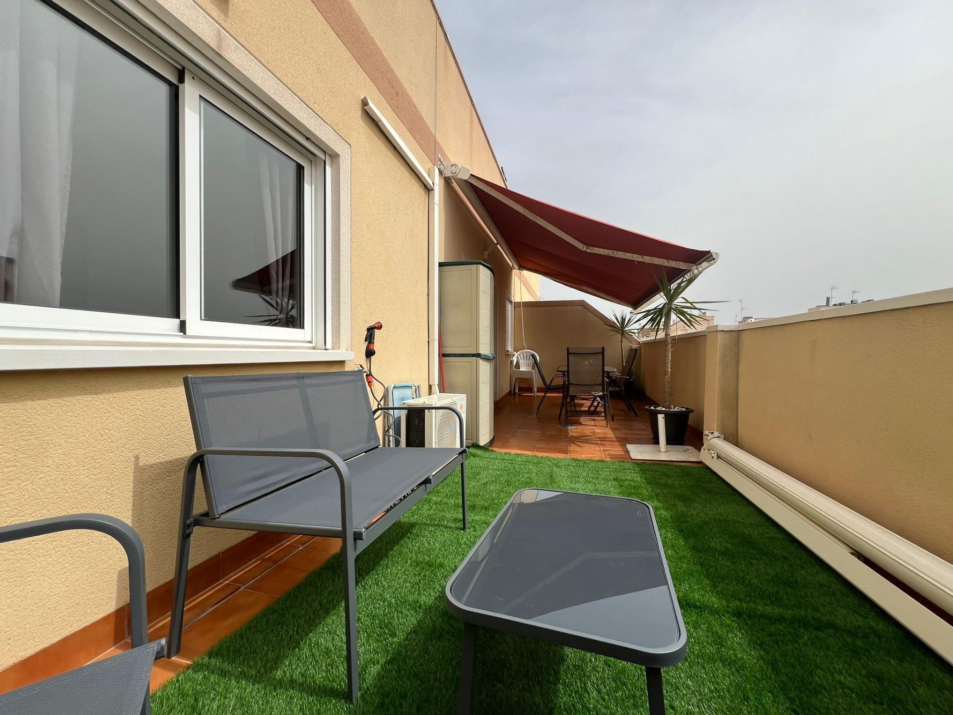 Penthouse met 30m2 terras. Zuidwaarts. 400m van het strand. Toeristenvergunning. Centrale locatie.