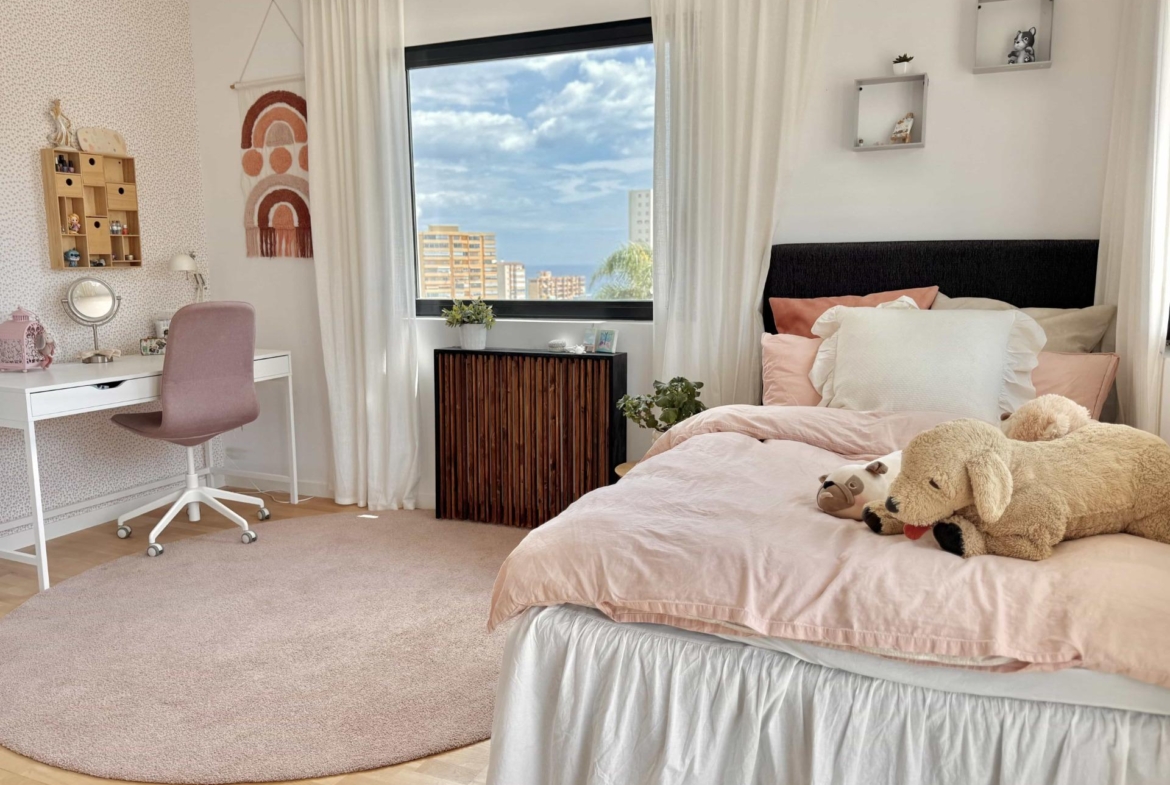 Oasis Mediterráneo en Playa de San Juan: Elegancia y Confort a Pasos del Mar