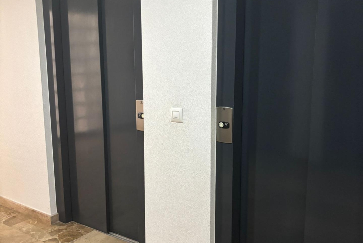Charmant West-Facing Appartement in het hart van Torrevieja, garage optioneel