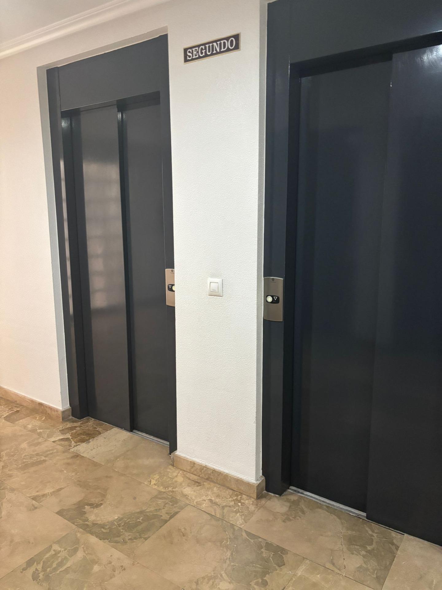 Charmant West-Facing Appartement in het hart van Torrevieja, garage optioneel