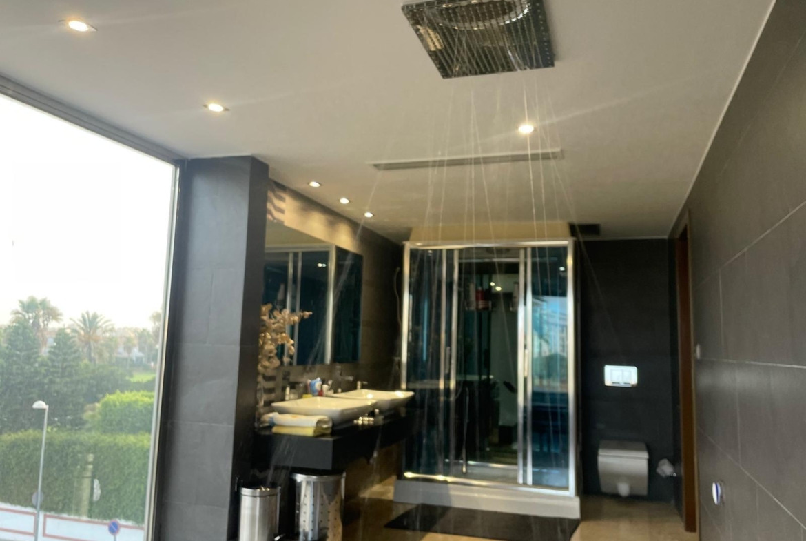 Chalet de lujo con Ascensor, Piscina y Jacuzzi Exterior en Pau 5 – Campo de Golf Alicante