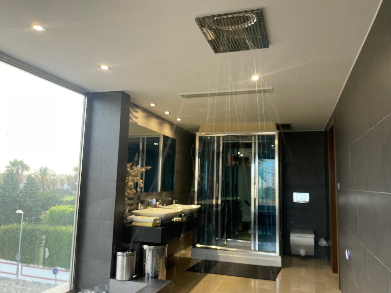 Chalet de lujo con Ascensor, Piscina y Jacuzzi Exterior en Pau 5 – Campo de Golf Alicante
