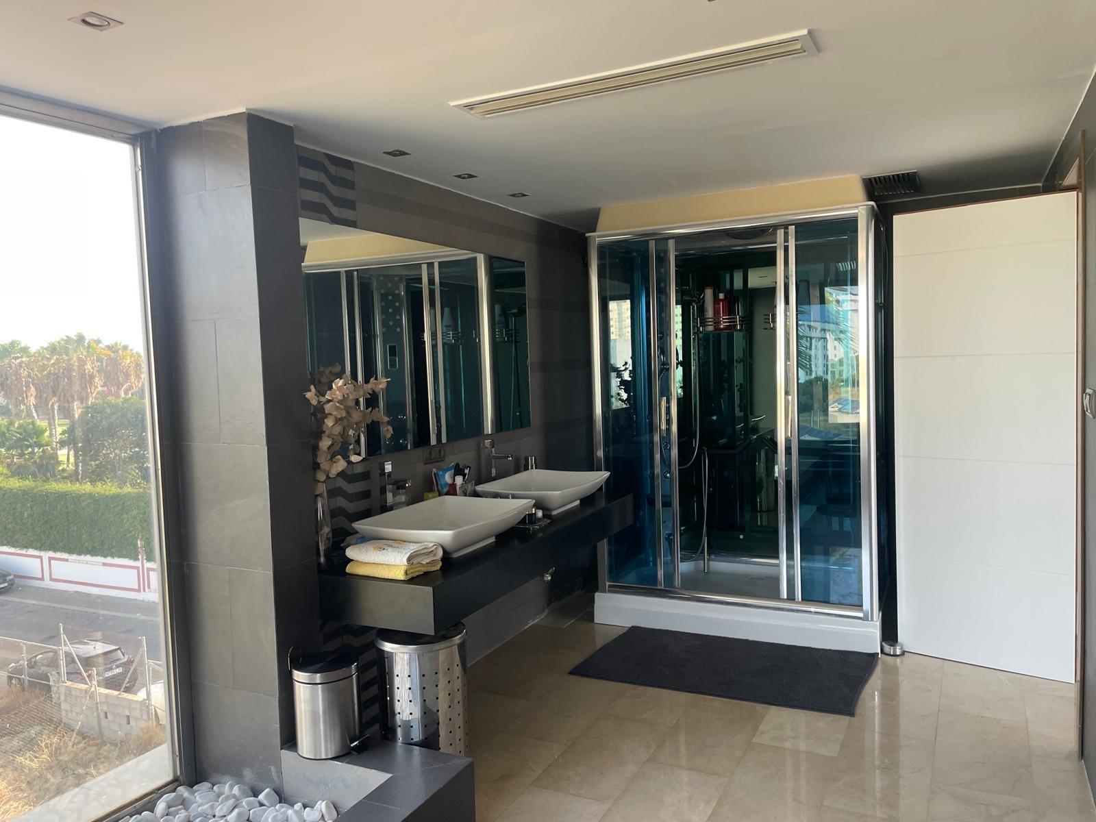 Chalet de lujo con Ascensor, Piscina y Jacuzzi Exterior en Pau 5 – Campo de Golf Alicante