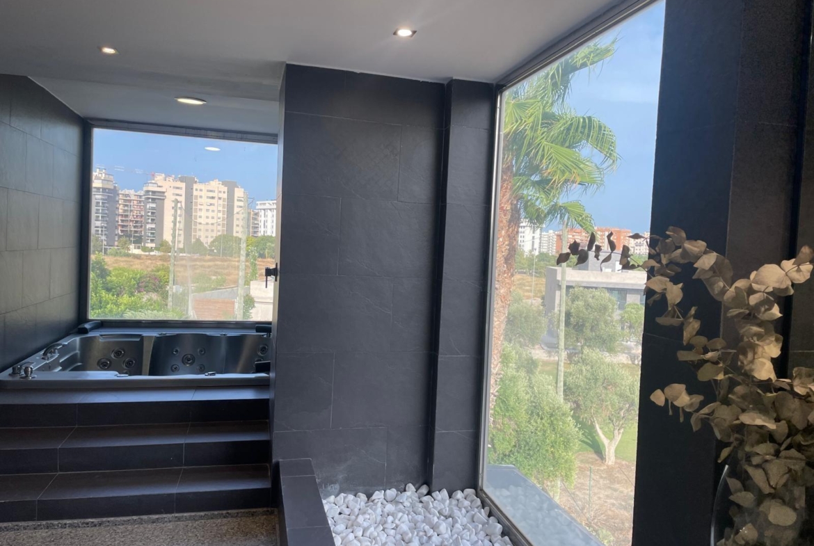 Chalet de lujo con Ascensor, Piscina y Jacuzzi Exterior en Pau 5 – Campo de Golf Alicante