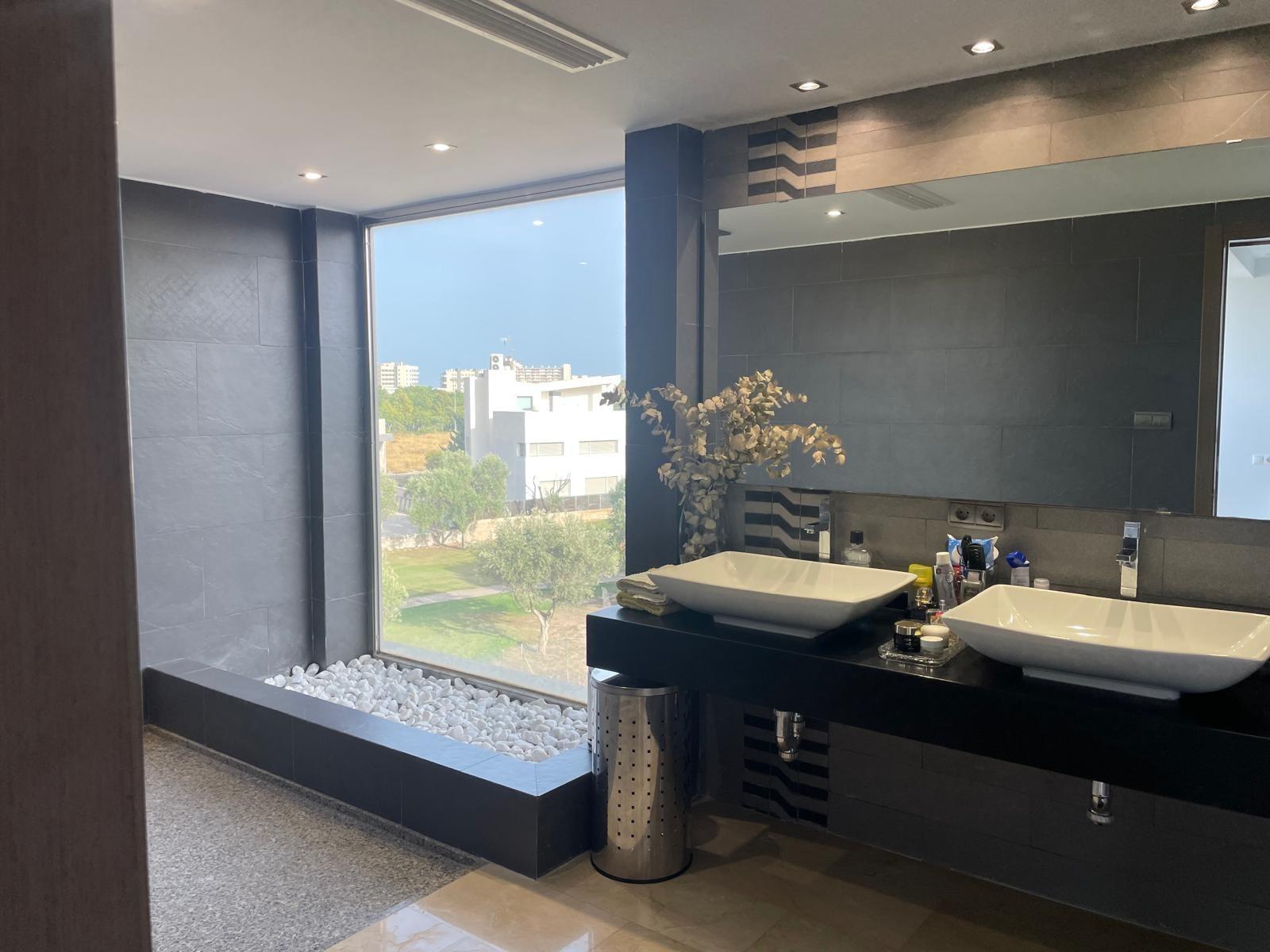 Chalet de lujo con Ascensor, Piscina y Jacuzzi Exterior en Pau 5 – Campo de Golf Alicante