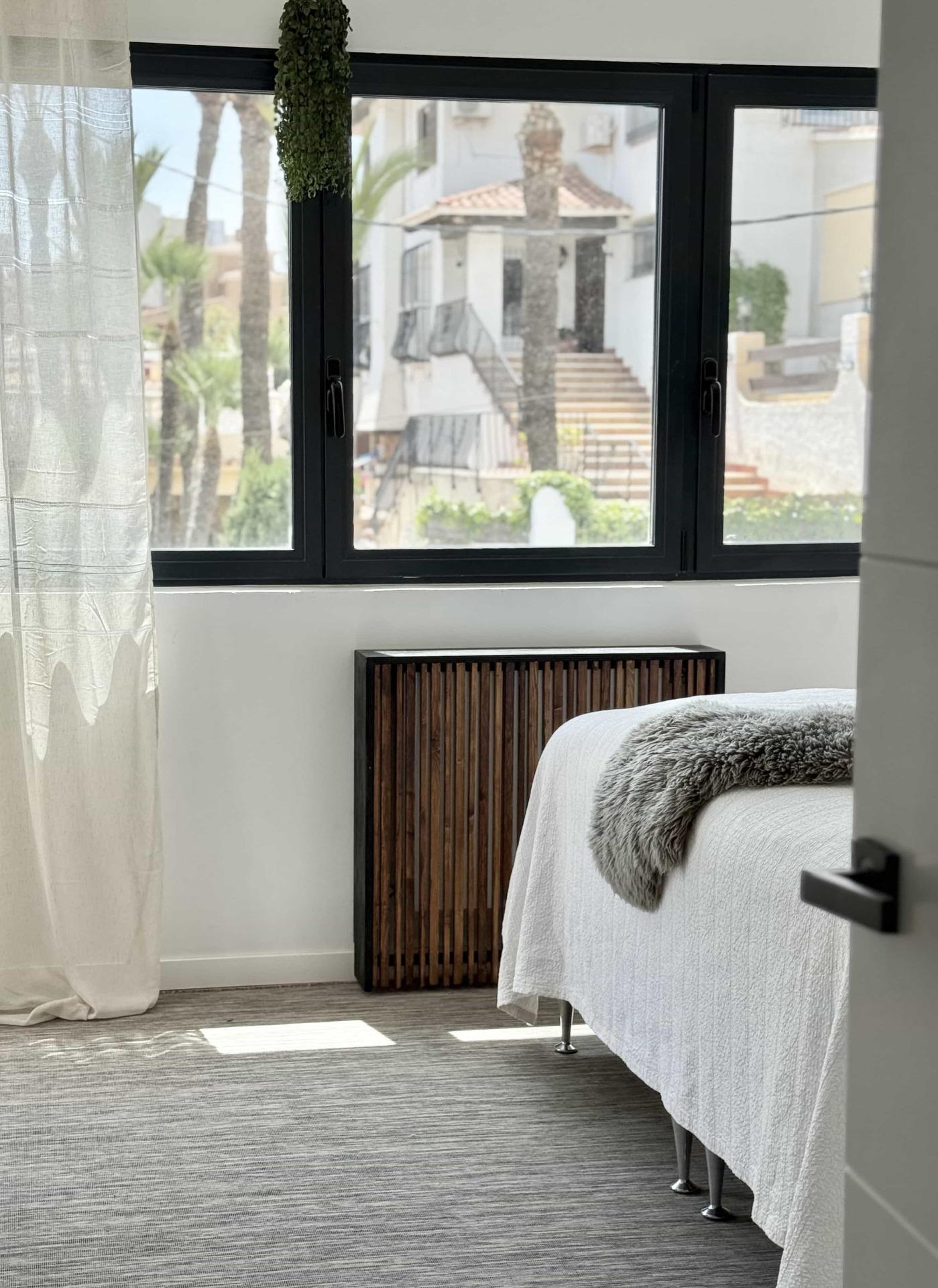 6-26-17 Oasis Mediterráneo en Playa de San Juan: Elegancia y Confort a Pasos del Mar