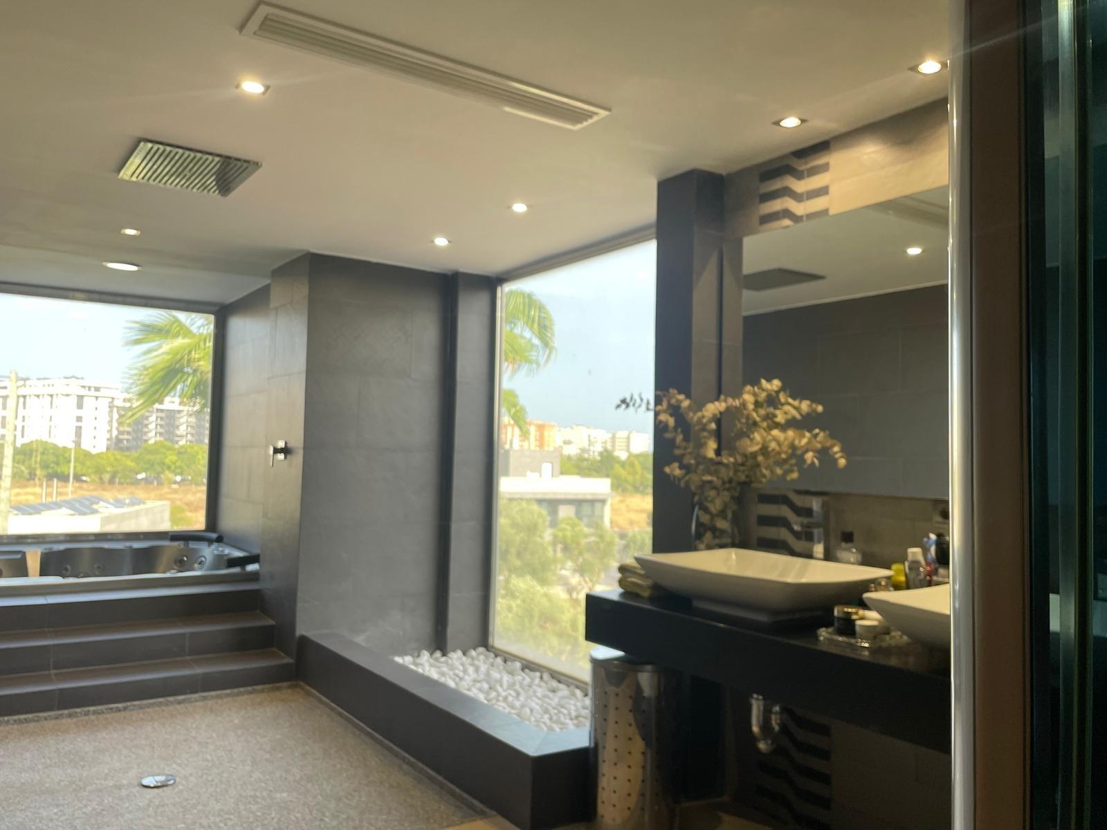 Chalet de lujo con Ascensor, Piscina y Jacuzzi Exterior en Pau 5 – Campo de Golf Alicante