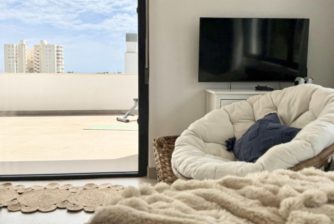 Oasis Mediterráneo en Playa de San Juan: Elegancia y Confort a Pasos del Mar