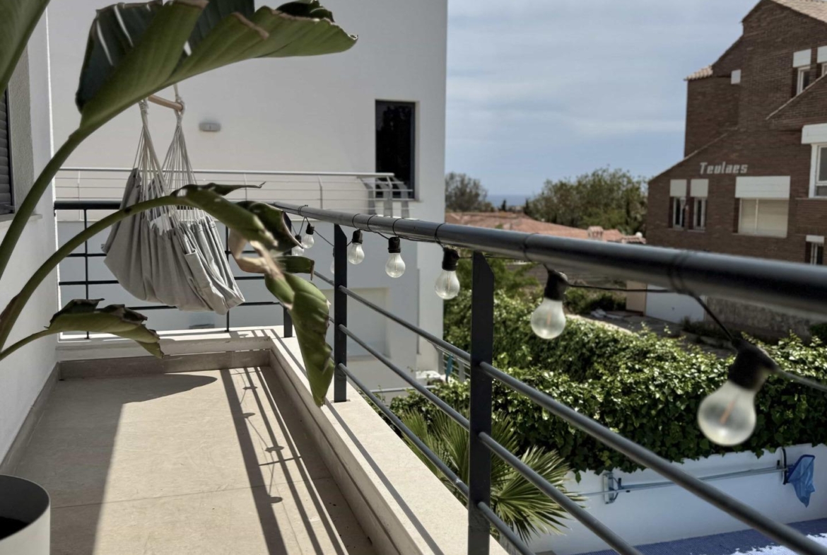 Oasis Mediterráneo en Playa de San Juan: Elegancia y Confort a Pasos del Mar