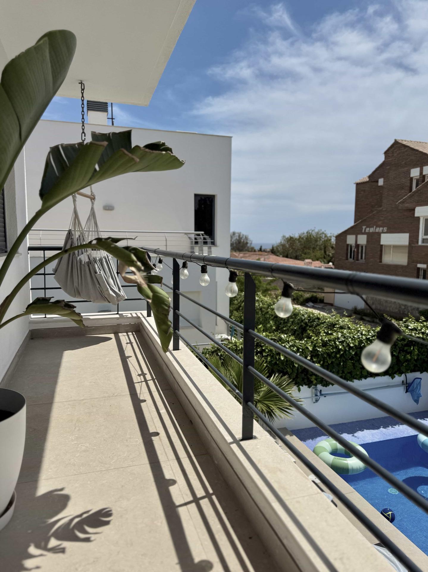 6-28-16 Oasis Mediterráneo en Playa de San Juan: Elegancia y Confort a Pasos del Mar