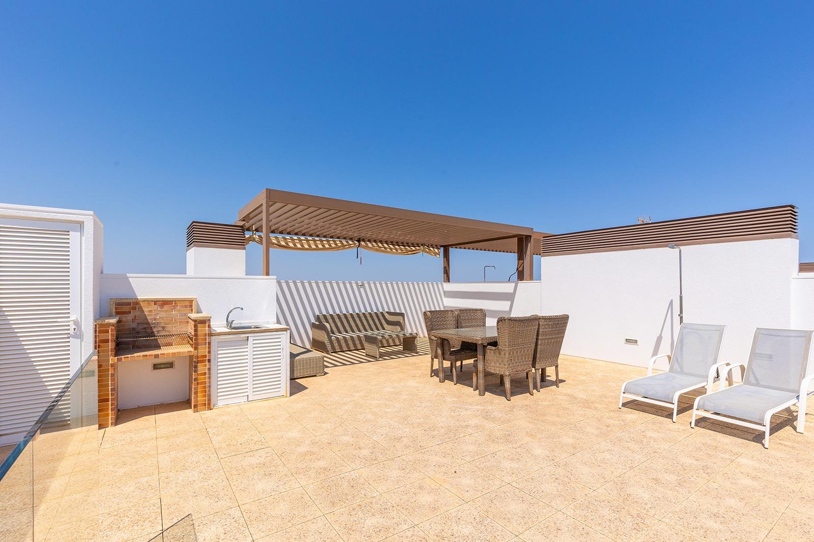 6-3-29 LAS COLINAS. ATICO CON SOLARIUM ENORME PRIVADO. 2 DORM. 2BAÑOS. GARAJE+TRASTERO.