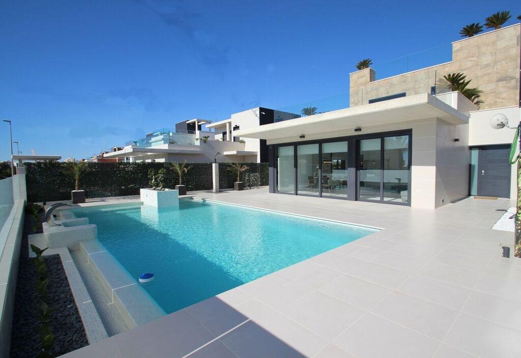 NIEUW GEBOUW IN ORIHUELA COSTA. 4 BEDROOMS. EEN KORTE WANDELING NAAR HET STRAND OP SLECHTS 350 METER AFSTAND.