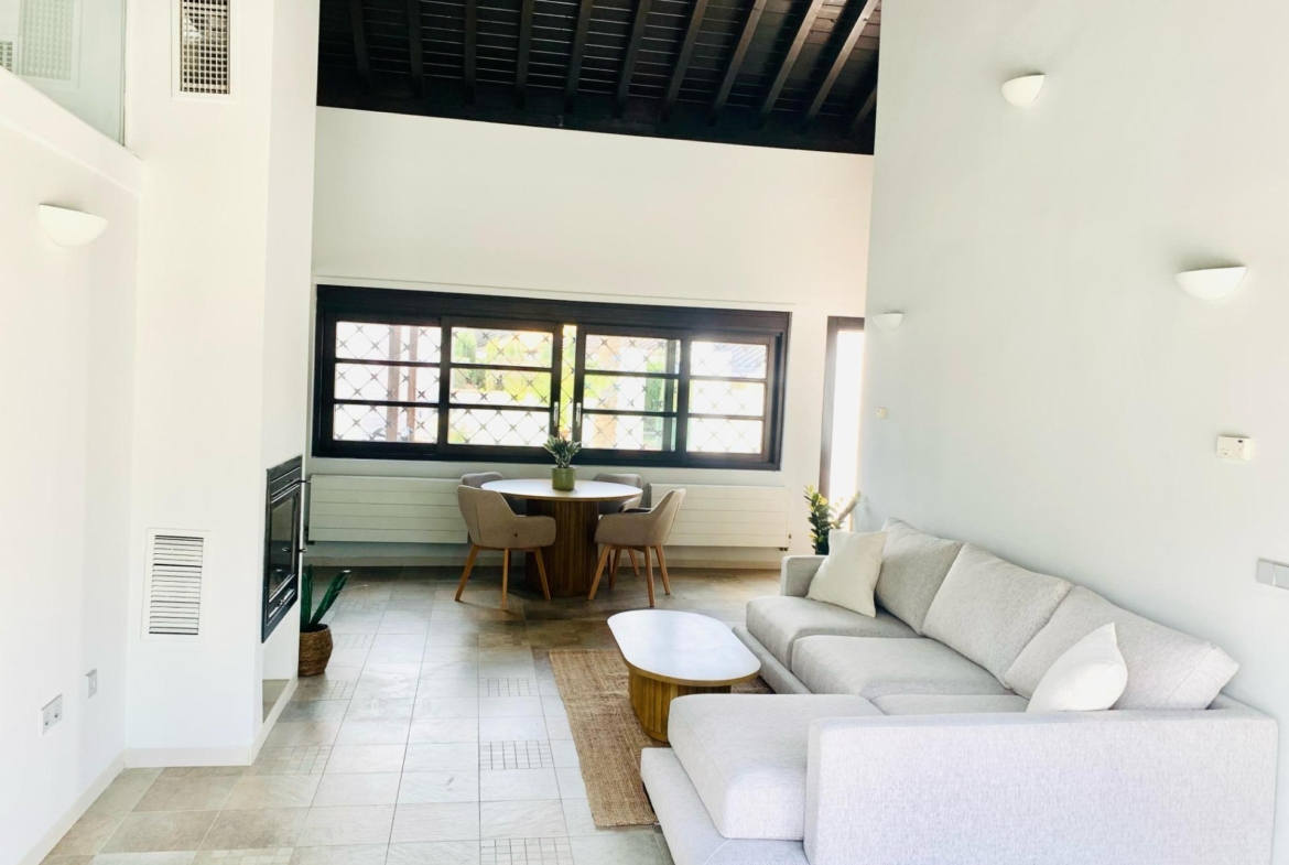 Maravillosa villa adosada en primera línea de golf con piscina privada .