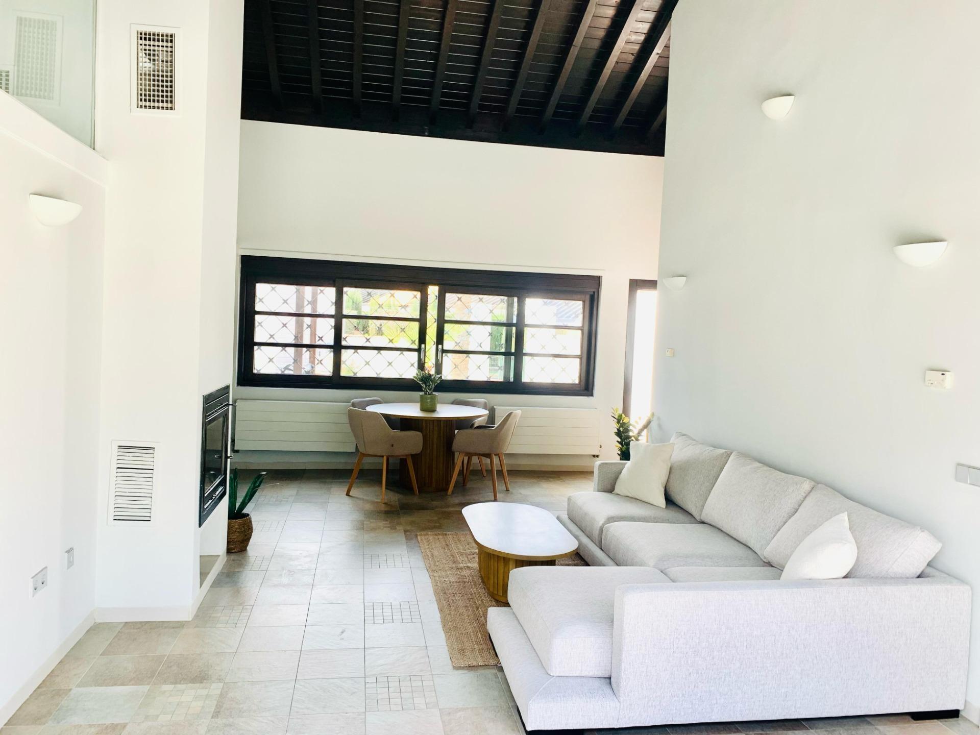 Maravillosa villa adosada en primera línea de golf con piscina privada .