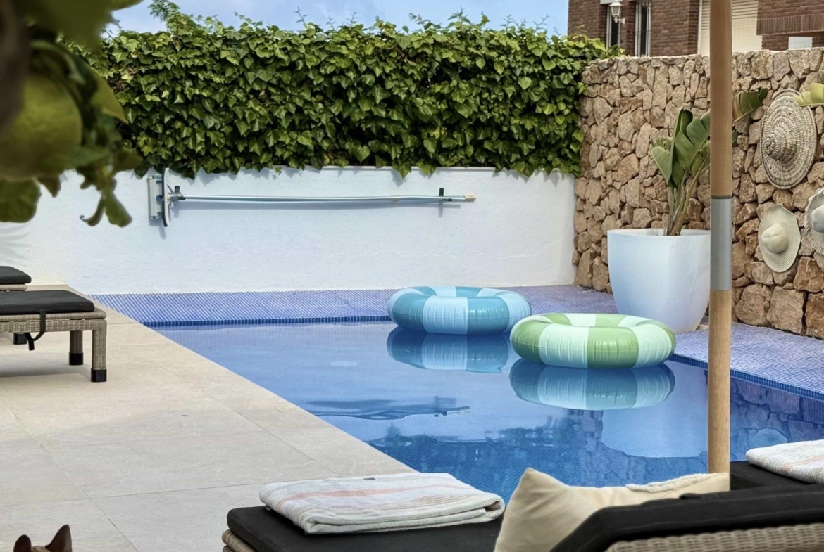 Oasis Mediterráneo en Playa de San Juan: Elegancia y Confort a Pasos del Mar