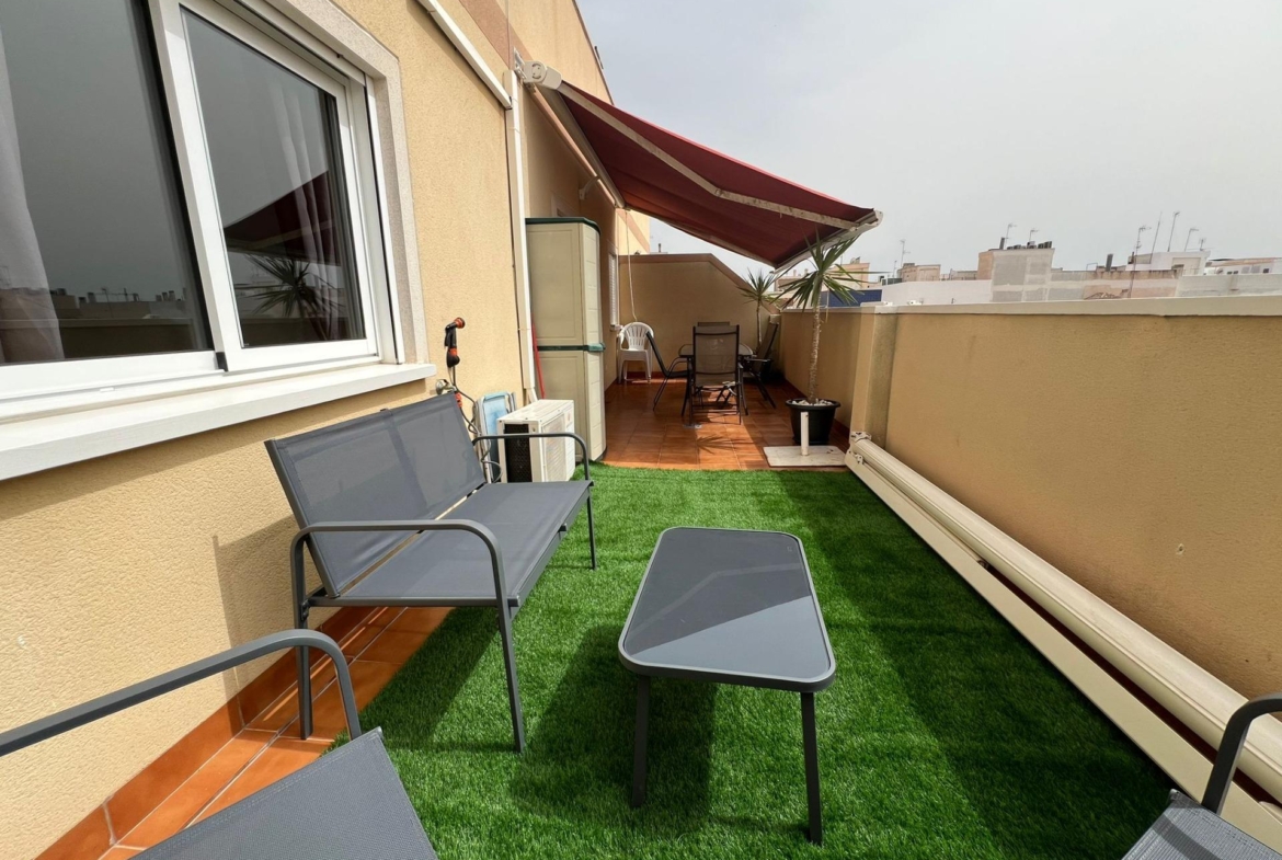 Penthouse met 30m2 terras. Zuidwaarts. 400m van het strand. Toeristenvergunning. Centrale locatie.