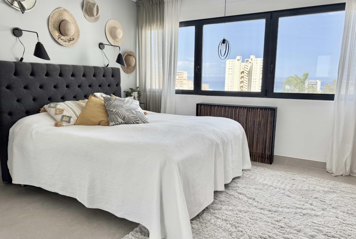 Oasis Mediterráneo en Playa de San Juan: Elegancia y Confort a Pasos del Mar