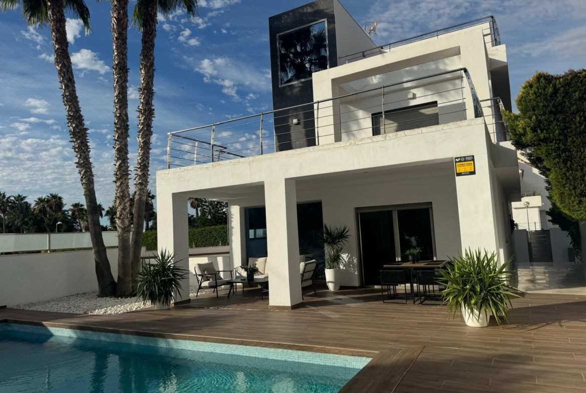 Chalet de lujo con Ascensor, Piscina y Jacuzzi Exterior en Pau 5 – Campo de Golf Alicante