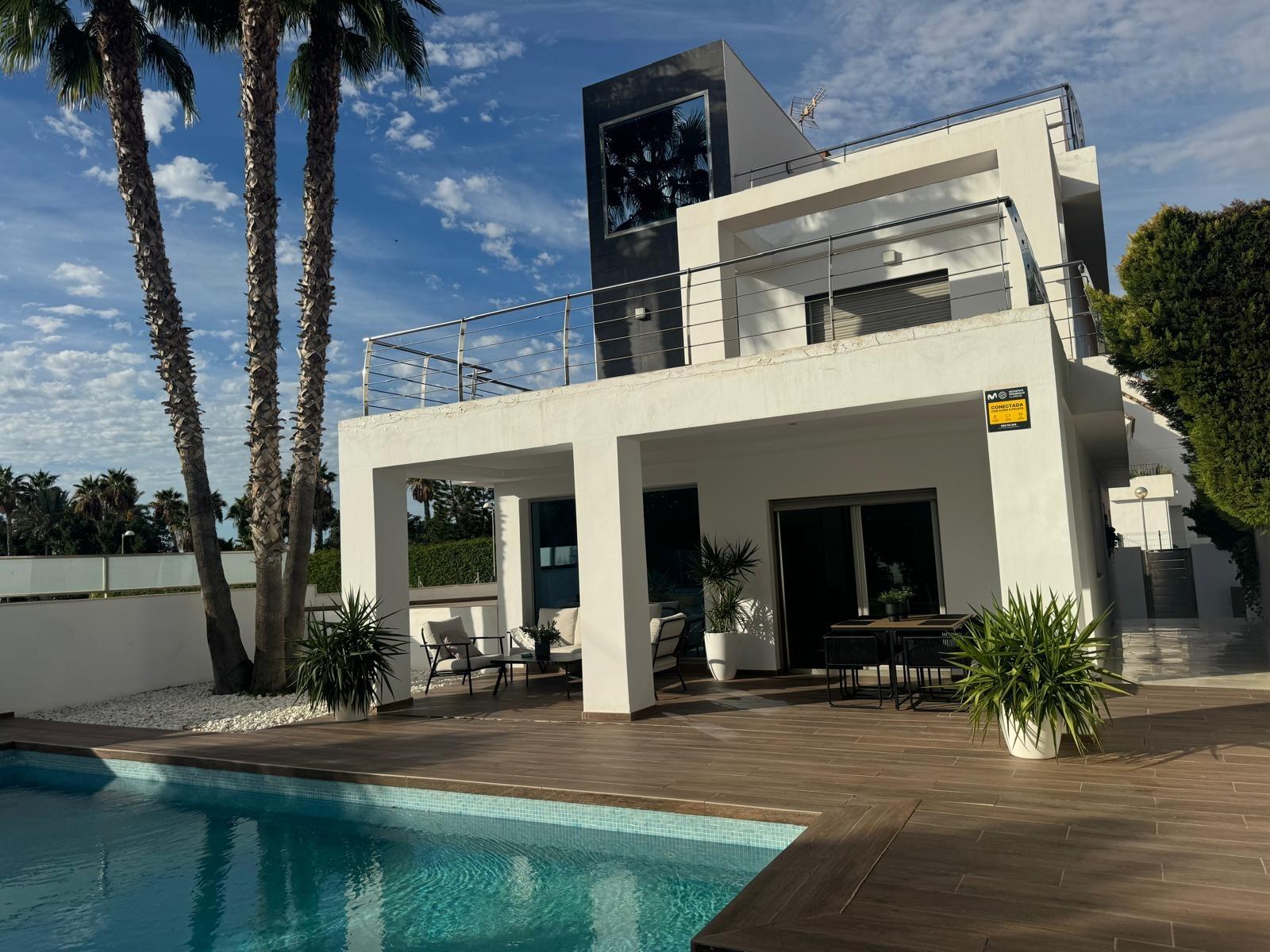Chalet de lujo con Ascensor, Piscina y Jacuzzi Exterior en Pau 5 – Campo de Golf Alicante