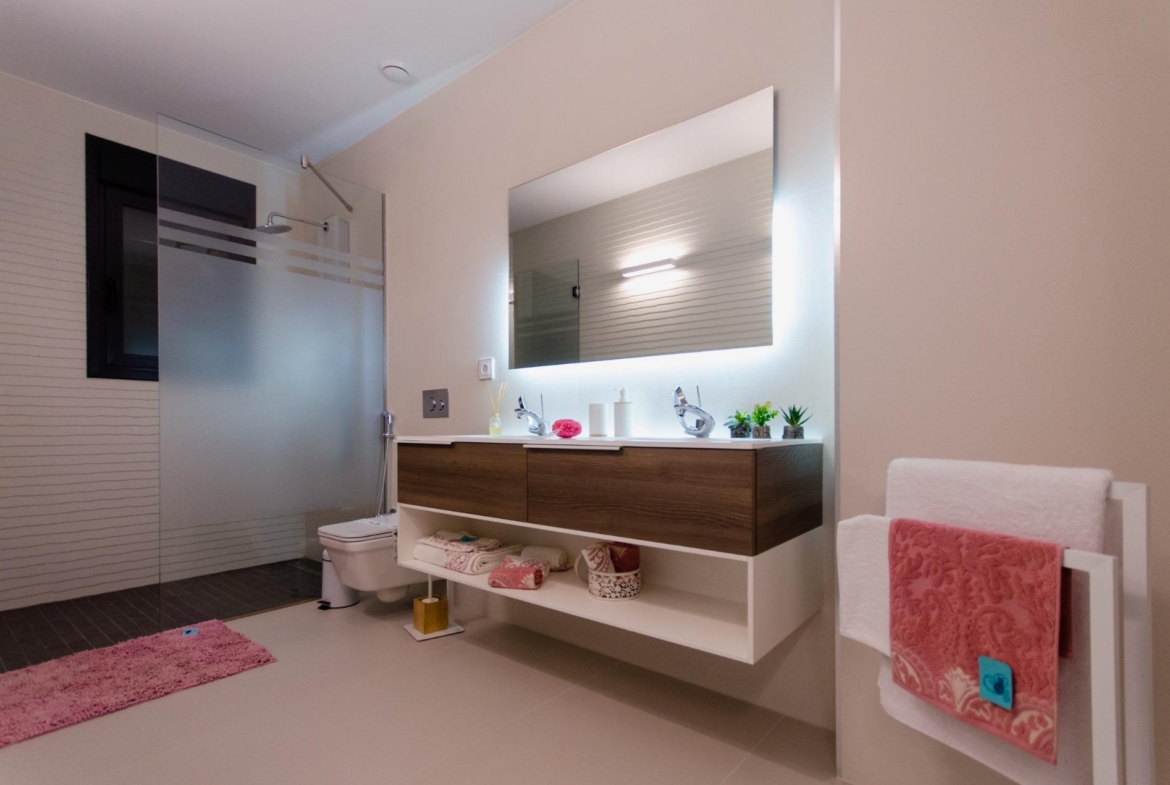 NIEUW GEBOUW IN ORIHUELA COSTA. 4 BEDROOMS. EEN KORTE WANDELING NAAR HET STRAND OP SLECHTS 350 METER AFSTAND.