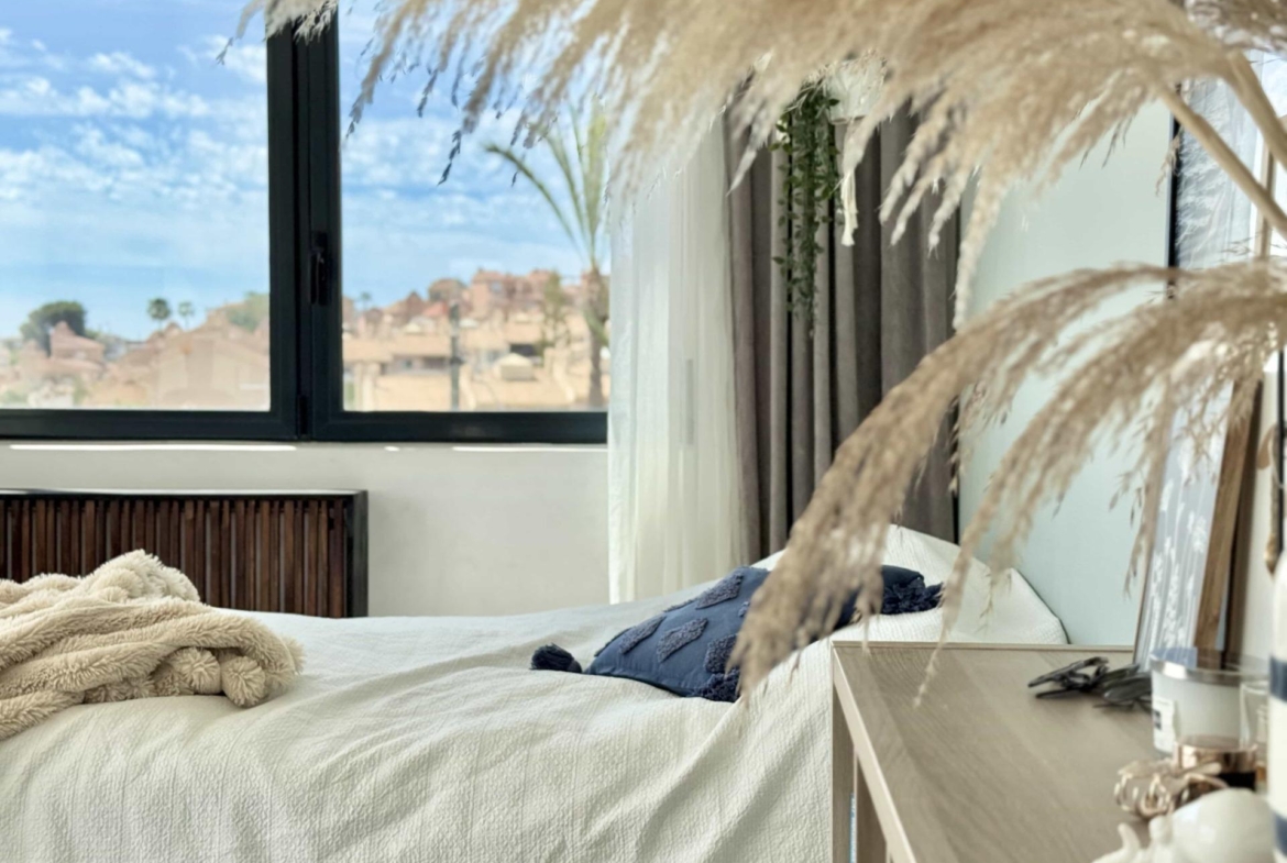 Oasis Mediterráneo en Playa de San Juan: Elegancia y Confort a Pasos del Mar