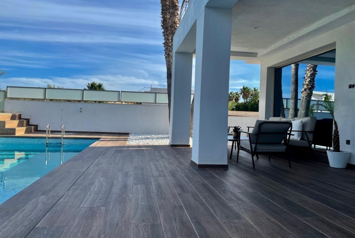 Chalet de lujo con Ascensor, Piscina y Jacuzzi Exterior en Pau 5 – Campo de Golf Alicante